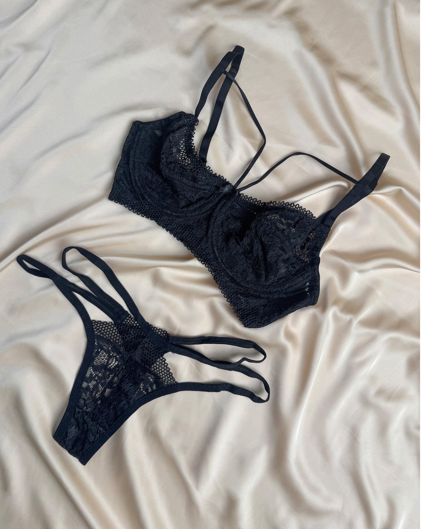 طقم حمالة صدر Edde منقوشة بسلك داخلي باللون الأسود