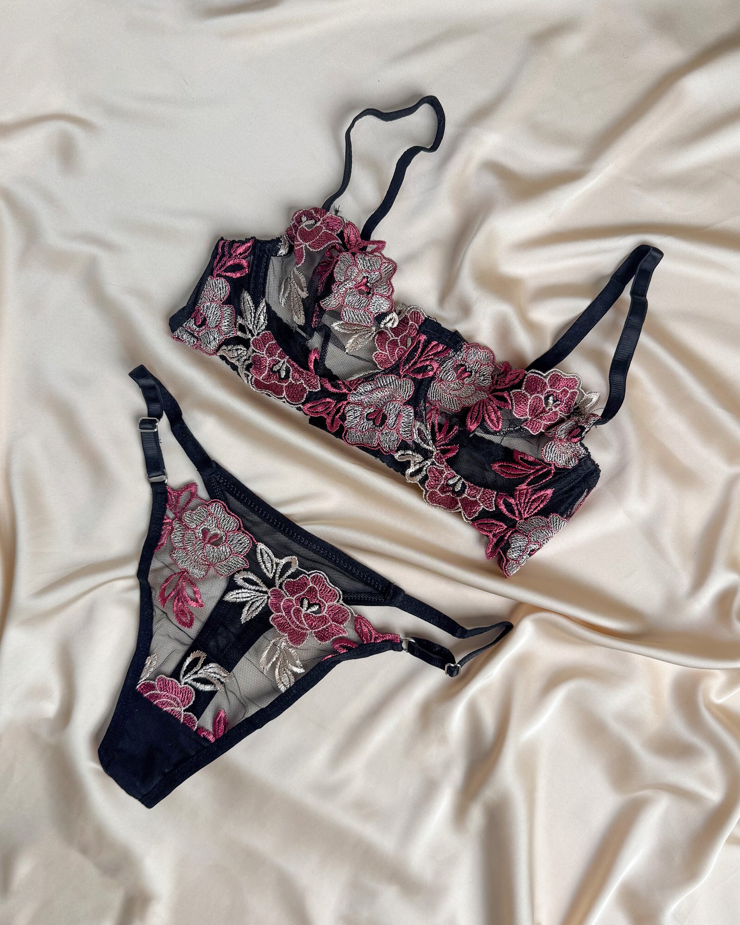 طقم حمالة صدر من نوع Ivy بسلك داخلي وشرفة باللون الأسود