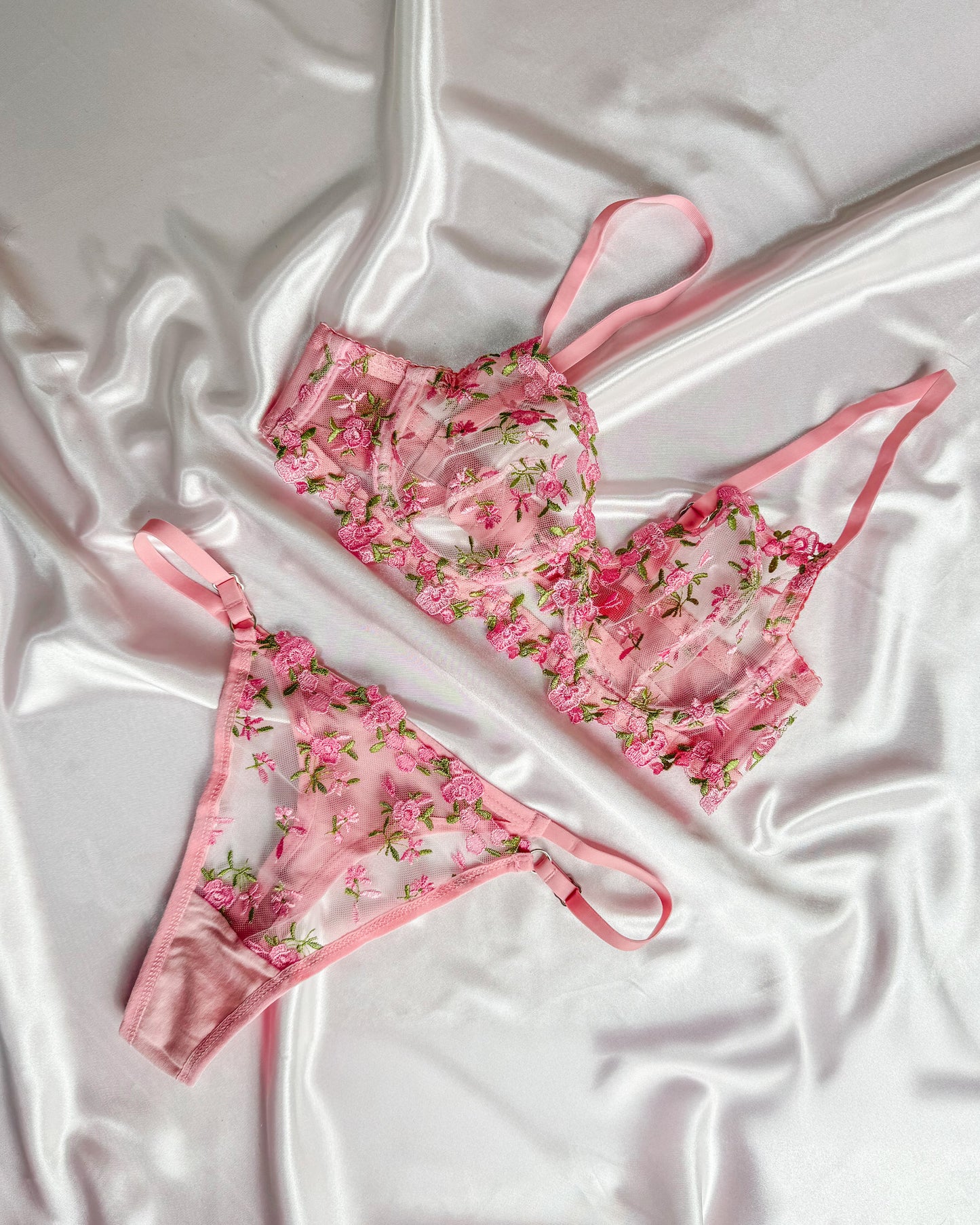 طقم الينا وردي