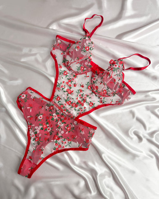 بدلة جسم حمراء بسلك داخلي على شكل قلب من عيد الحب