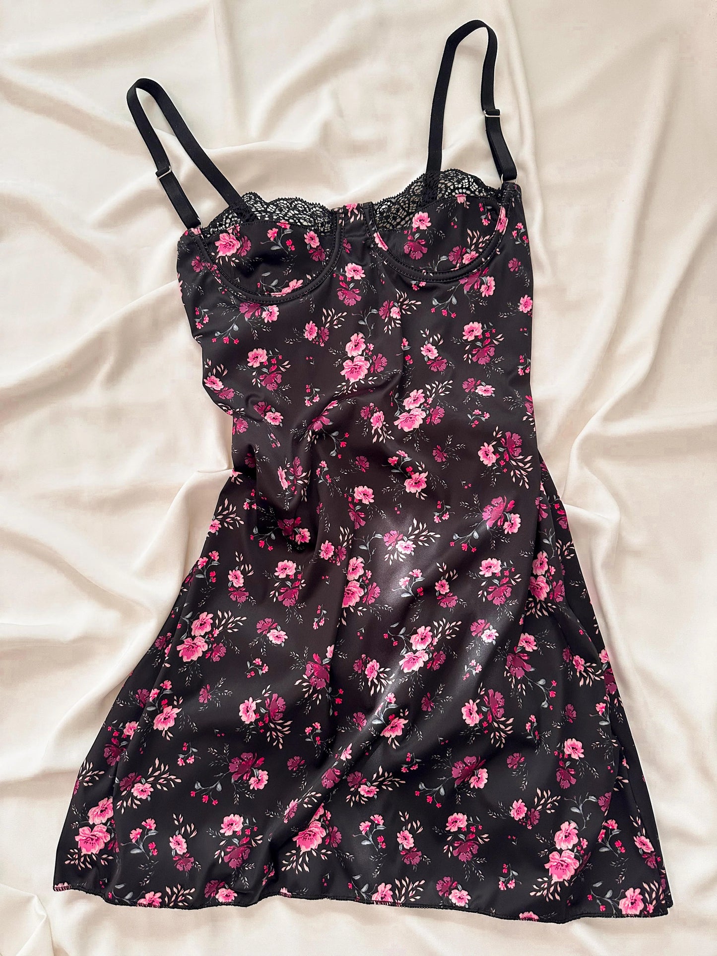 فستان نوم آنا قصير من الساتان الحريري مزين بنقشة زهور