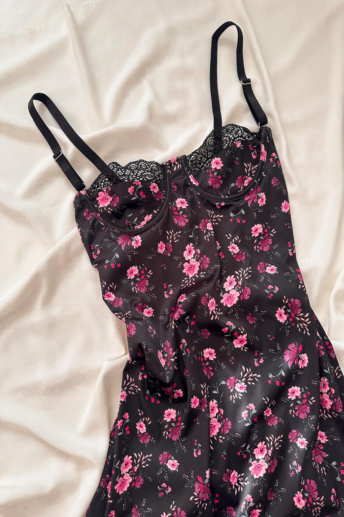 فستان نوم آنا قصير من الساتان الحريري مزين بنقشة زهور